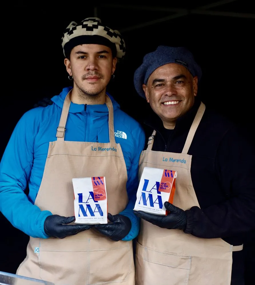 Equipo de La Merenda sirviendo café de especialidad en un evento