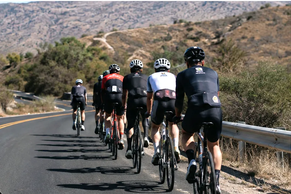 Grupo de ciclistas rodando en ruta durante un evento de La Merenda